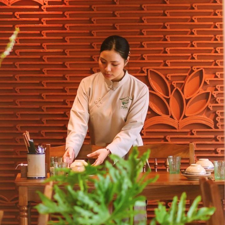 Tiếp khách công ty