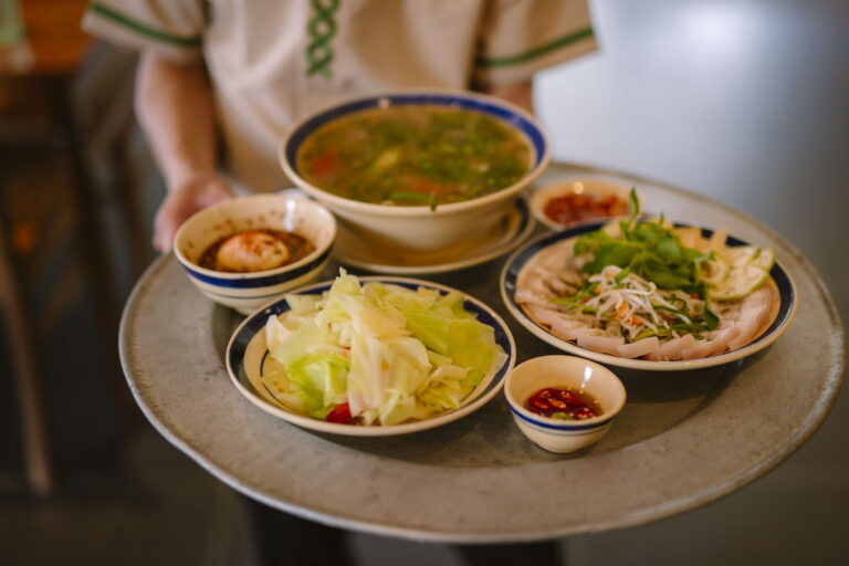 Mâm cơm vừa lên
