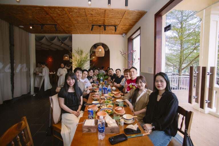 Bàn tiệc dài