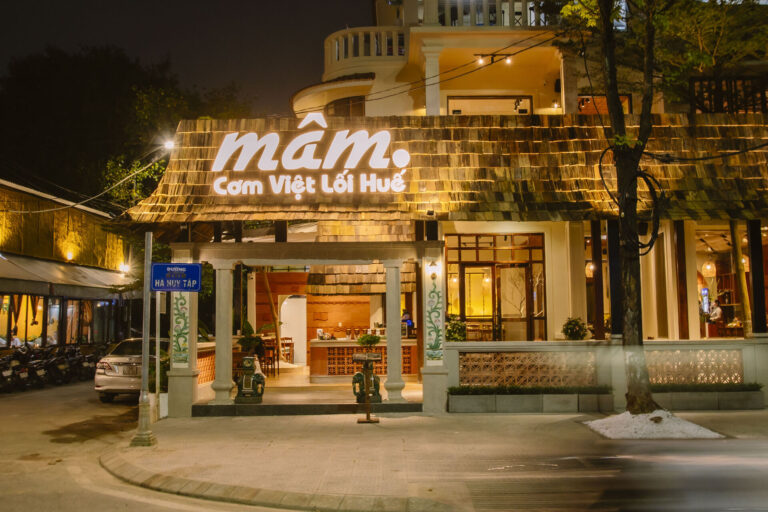 Mặt tiền Mâm về đêm