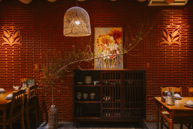 Tranh và tủ gỗ